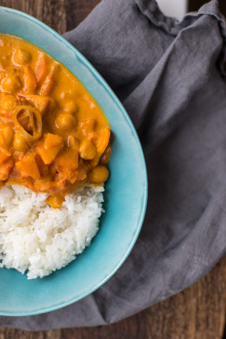Mittag ist fertig - das Rezept für ein schnelles veganes Kichererbsen Curry findet Ihr jetzt auf dem Blog!