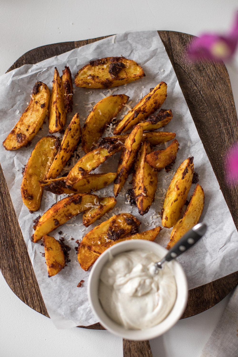 Kartoffelecken mit Parmesankruste - l&auml;sst Euch das auch sofort das Wasser im Mund zusammenlaufen?! Hier gibts das Rezept f&uuml;r diese super Beilage die mit nem Dip auch als Mittag durchgehen kann.