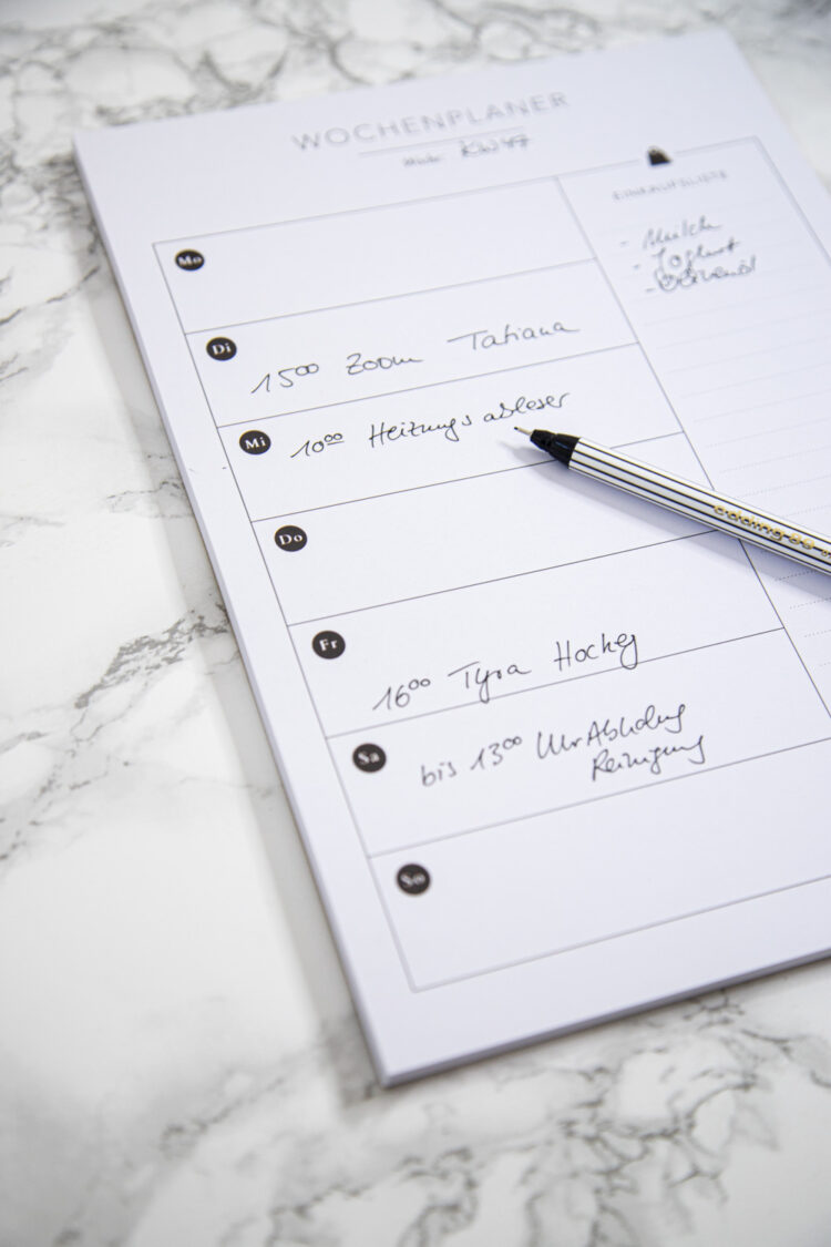 Wochenplaner als Block aus dem Tastesheriff Shop - Eure Woche im Überblick mit dem Wochenplaner! Ihr bekommt einen dicken Block mit 50 Blättern in 120g Qualität in A4 mit Leimbindung. Perfekt um den Überblick über die Termine einer vollen Woche zu behalten oder die Essensplanung inklusive Einkaufsliste.