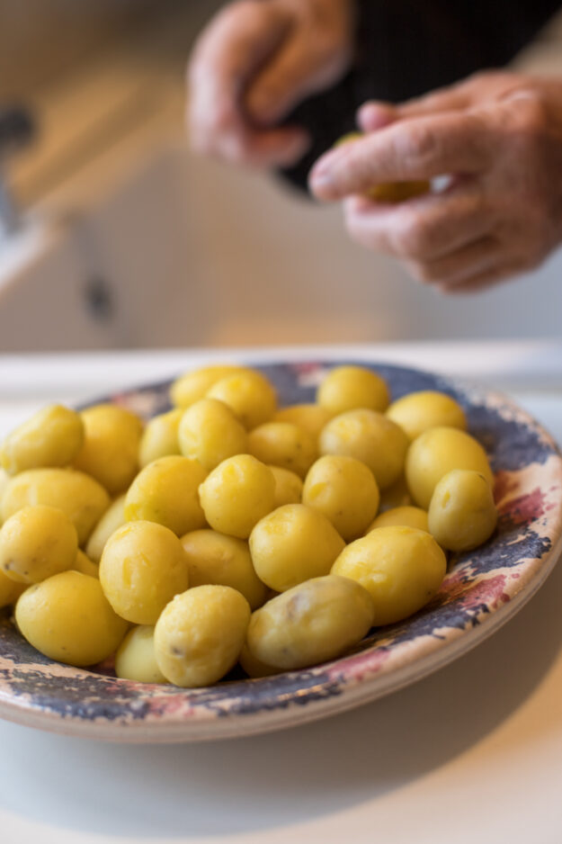 Wie macht man eigentlich klassisch Grünkohl für die ganze Familie? Das Rezept und wie man die besten süßen Kartoffeln dazu macht gibt's jetzt auf dem Blog! Guten Appetit!