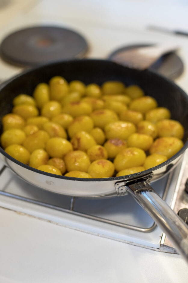 Wie macht man eigentlich klassisch Grünkohl für die ganze Familie? Das Rezept und wie man die besten süßen Kartoffeln dazu macht gibt's jetzt auf dem Blog! Guten Appetit!