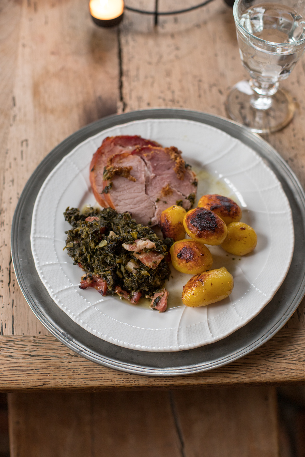 Wie macht man eigentlich klassisch Gr&uuml;nkohl f&uuml;r die ganze Familie? Das Rezept und wie man die besten s&uuml;&szlig;en Kartoffeln dazu macht gibt's jetzt auf dem Blog! Guten Appetit!