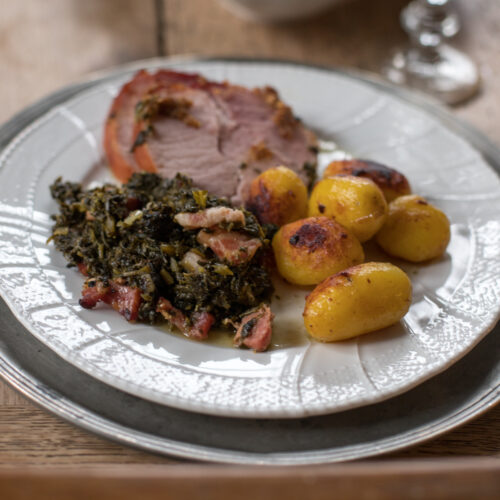 Wie macht man eigentlich klassisch Grünkohl für die ganze Familie? Das Rezept und wie man die besten süßen Kartoffeln dazu macht gibt's jetzt auf dem Blog! Guten Appetit!