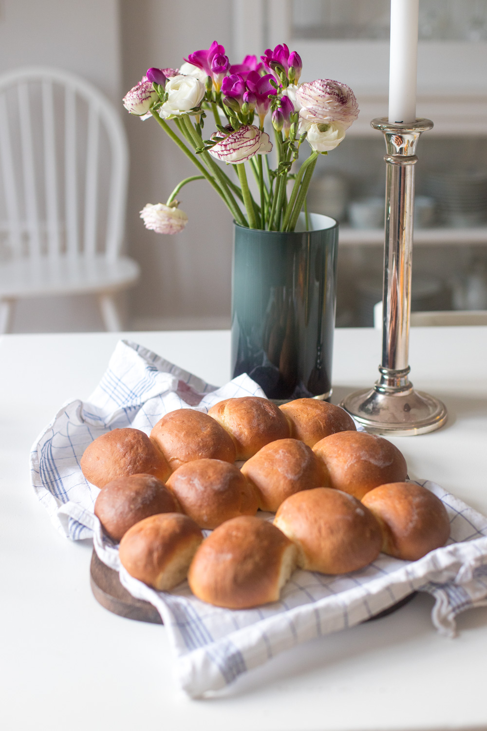 Mit den leckeren Milchbrötchen zaubert Ihr allen ein Lächeln ins Gesicht. Wenn ich die kleinen Hefebrötchen Sonntags auf den Tisch stelle, sind alle happy.