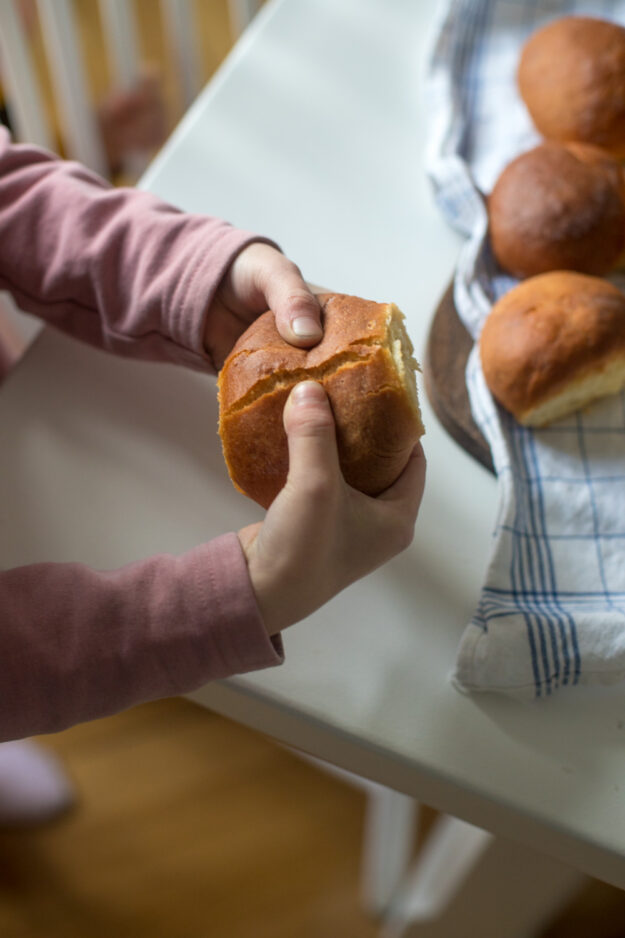 Mit den leckeren Milchbrötchen zaubert Ihr allen ein Lächeln ins Gesicht. Wenn ich die kleinen Hefebrötchen Sonntags auf den Tisch stelle, sind alle happy.