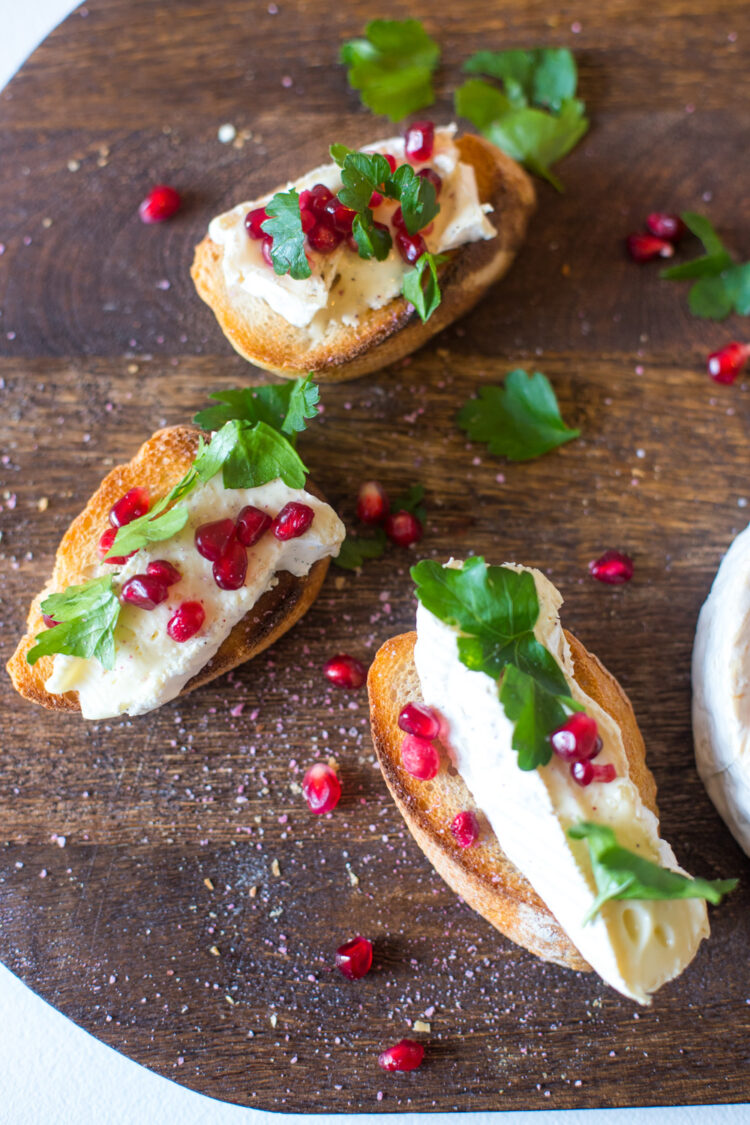 Es gibt mal wieder Schnittchen! Dieses mal ganz einfach mit köstlichem Camembert und fruchtigen Granatapfelkernen- Einfach umwerfend!