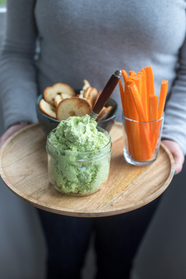 Es ist mal wieder Zeit für einen Dip! Dieses Mal mit Feta und Edamame. Der passt zum Beispiel perfekt zu Gemüsesticks oder auch zum Grillen. Einfach köstlich!