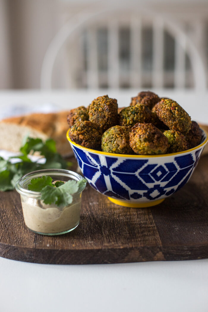 Leckere Falafel-Bällchen mit einem Tahini-Dip