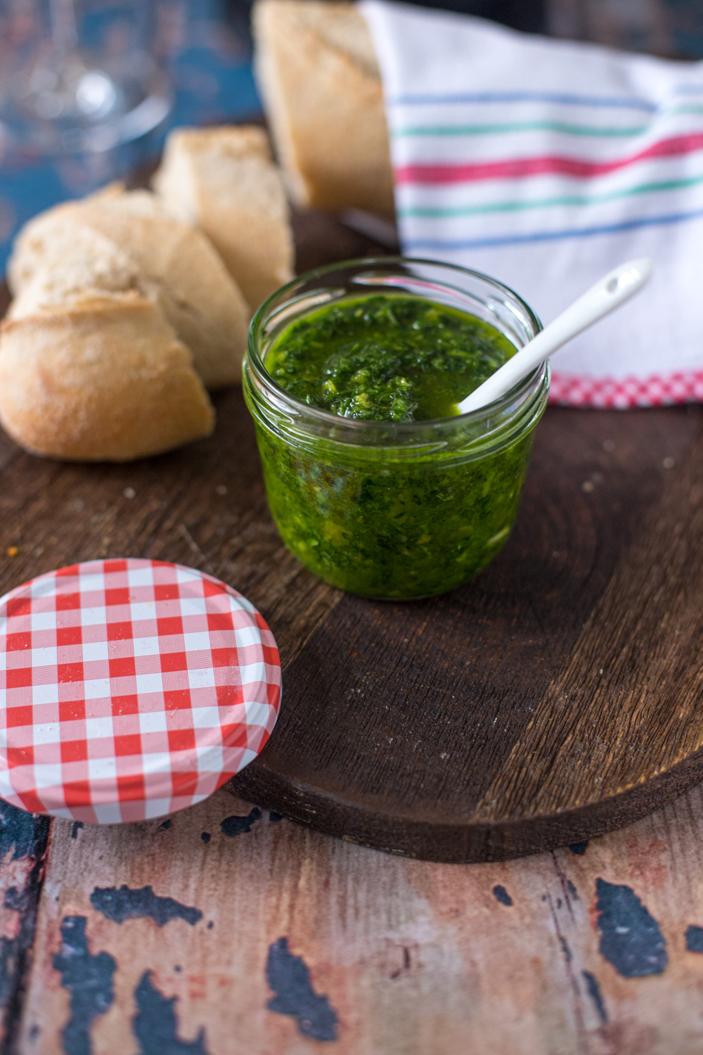 Ich habe neulich selbst Gremolata gemacht! Das ist eine Kräuter-Würzmischung der lombardischen Küche. Die Zubereitung ging fix und das Ergebnis war köstlich!