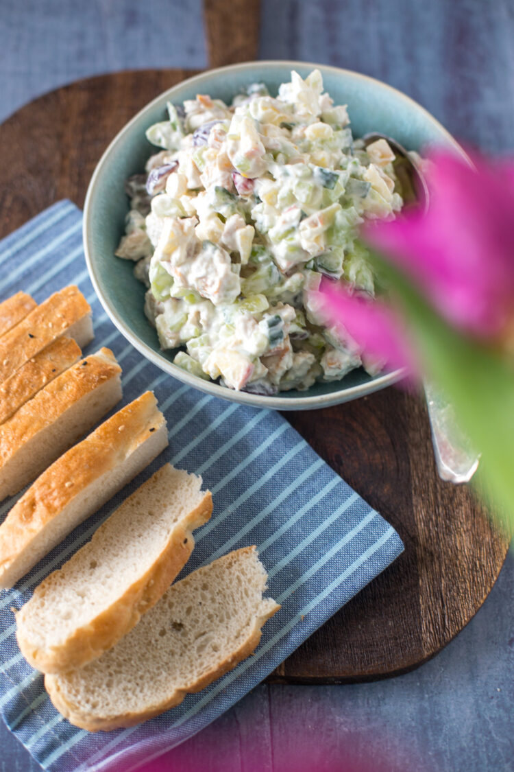 Neulich habe ich einen köstlichen Hähnchensalat mit griechischem Joghurt zubereitet. Der ist wirklich hervorragend als Brotaufstrich oder auch für Wraps super.