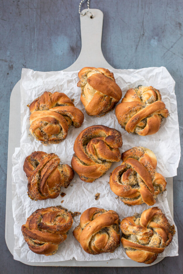 Jetzt wird geknotet! Ich meine nicht Zimtknoten, sondern köstliche Zitronen-Mohn-Hefeknoten mit Kardamom. Klingt vielleicht kompliziert, ist es aber gar nicht!