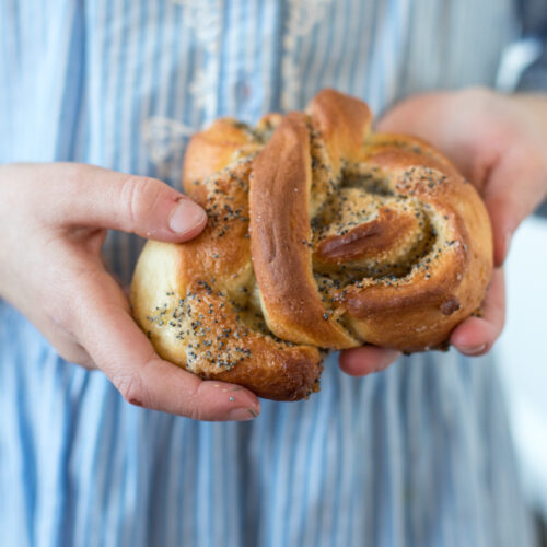 Jetzt wird geknotet! Ich meine nicht Zimtknoten, sondern köstliche Zitronen-Mohn-Hefeknoten mit Kardamom. Klingt vielleicht kompliziert, ist es aber gar nicht!