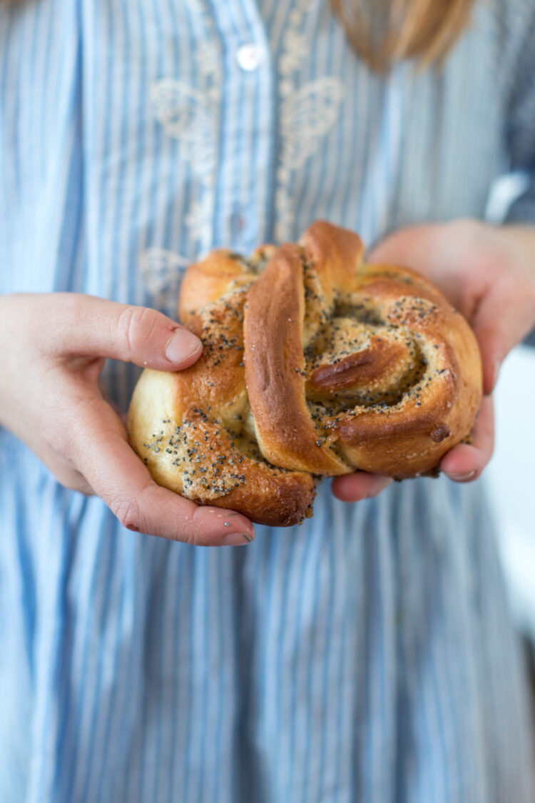 leckereZitronen-Mohn-Hefeknoten mit Kardamom | tastesheriff leckereZitronen-Mohn-Hefeknoten mit Kardamom | tastesheriff