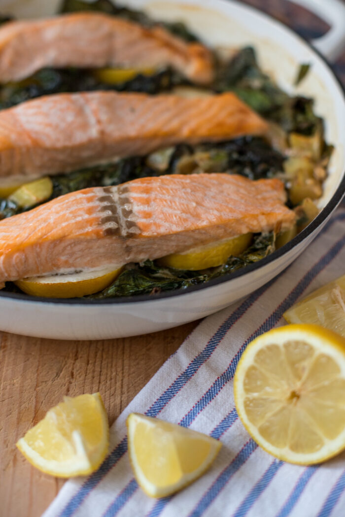 Lachs aus dem Ofen mit Spinat und Kartoffeln | tastesheriff