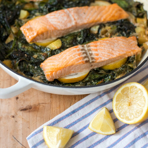Heute gibt es mal wieder Lachs! Wir lieben alle Lachs und dieses mal gab es ihn in Kombination mit Spinat und Kartoffeln aus dem Ofen. Ganz schnell gemacht!
