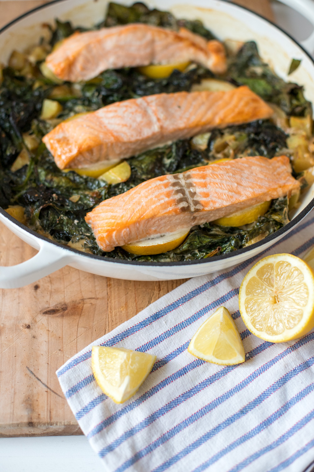 Heute gibt es mal wieder Lachs! Wir lieben alle Lachs und dieses mal gab es ihn in Kombination mit Spinat und Kartoffeln aus dem Ofen. Ganz schnell gemacht!