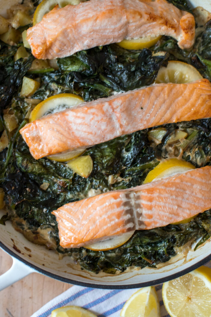 Lachs aus dem Ofen mit Spinat und Kartoffeln | tastesheriff