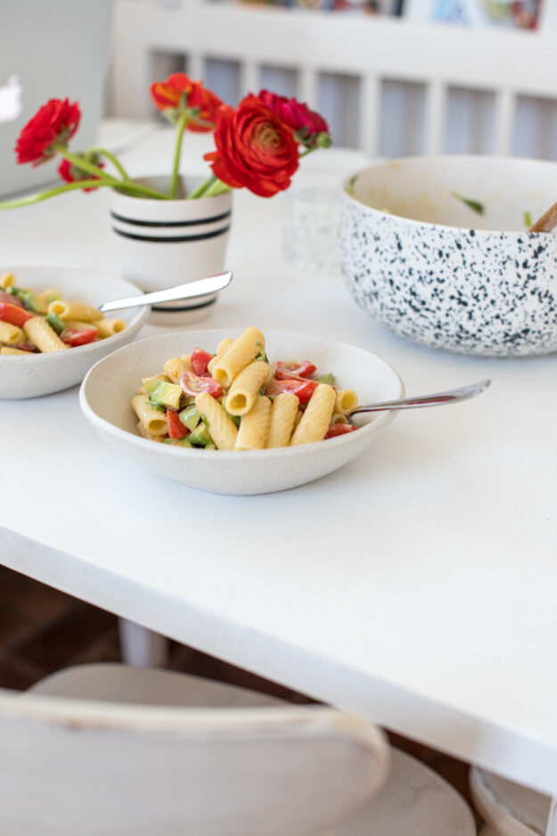 Kennt Ihr das? Es ist Zeit für das Mittagessen und die Zeit ist knapp? Dann habe ich hier das perfekte Rezept für Euch: Schnelle Nudeln mit Tomaten und Avocado.