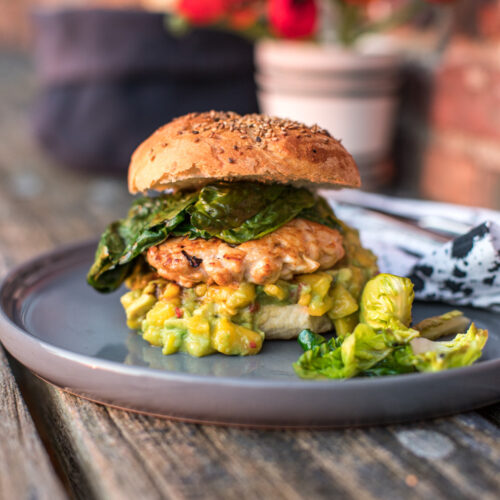 Es gibt Chicken Burger mit Salsa! Einfach köstlich und die ganze Familie wird damit glücklich gemacht- Jeder kann seinen Burger nach Geschmack leicht abwandeln.