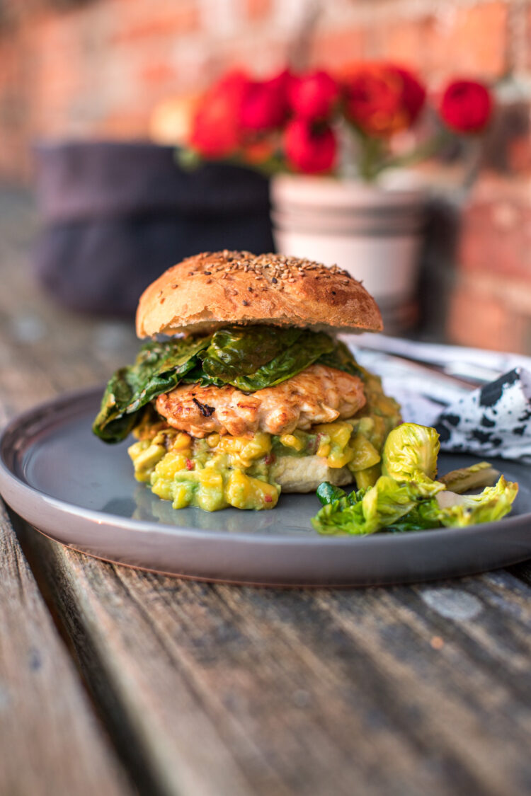 Es gibt Chicken Burger mit Salsa! Einfach köstlich und die ganze Familie wird damit glücklich gemacht- Jeder kann seinen Burger nach Geschmack leicht abwandeln.