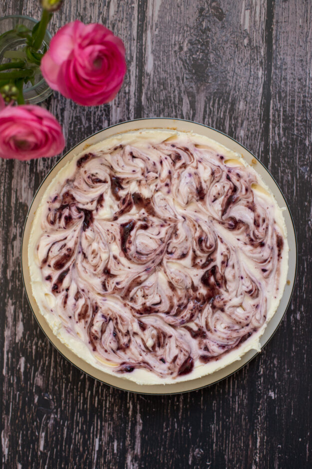 Es gibt Blaubeer-Käsekuchen! Der ist der absolute Knaller und ganz schnell vorbereitet. Der Backofen kann dafür aus bleiben und Mehl braucht ihr auch nicht!