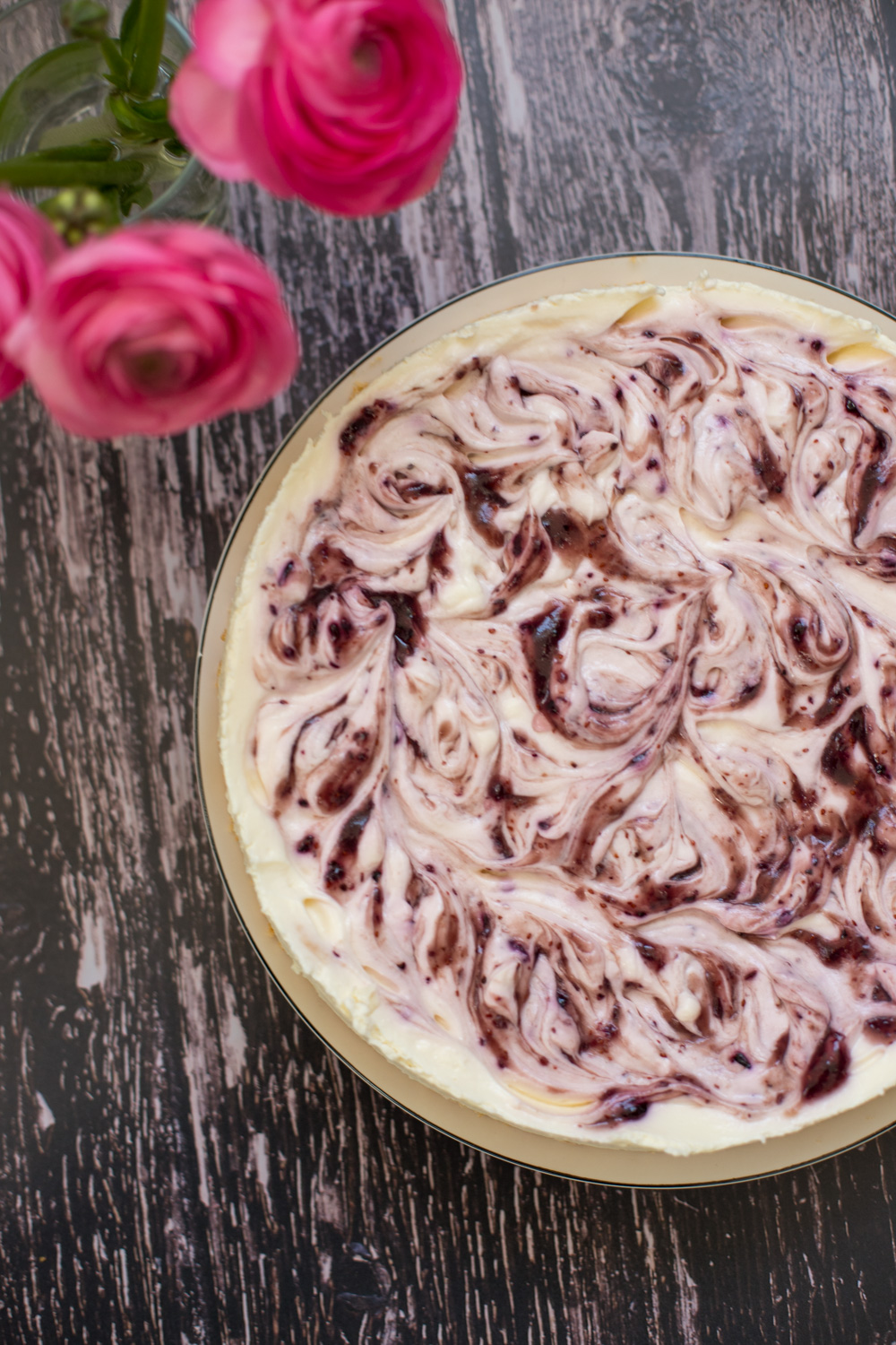 Es gibt Blaubeer-K&auml;sekuchen! Der ist der absolute Knaller und ganz schnell vorbereitet. Der Backofen kann daf&uuml;r aus bleiben und Mehl braucht ihr auch nicht!