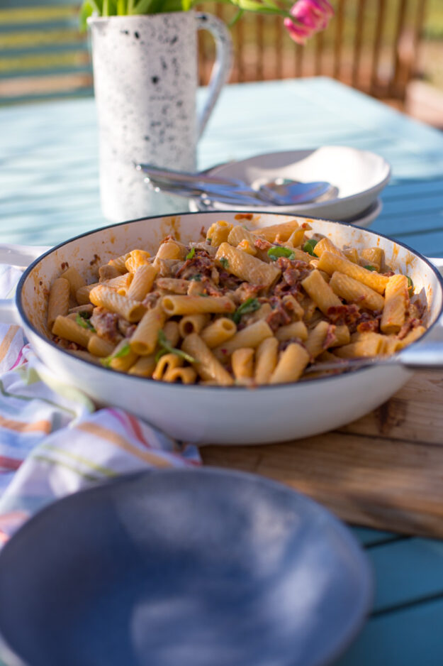 Es gibt cremige Hühnchen-Mozzarella-Pasta! Wir lieben einfach alle Nudeln und wenn es dann auch noch so einfach geht, kann der Tag nur perfekt sein! So lecker!
