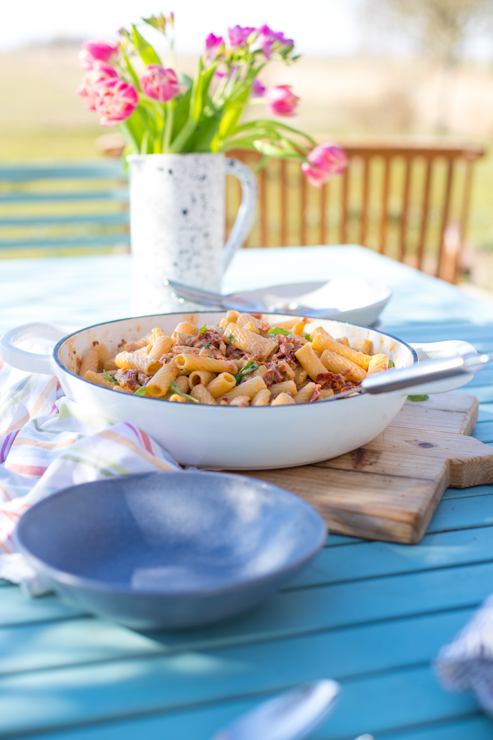 Es gibt cremige Hühnchen-Mozzarella-Pasta! Wir lieben einfach alle Nudeln und wenn es dann auch noch so einfach geht, kann der Tag nur perfekt sein! So lecker!