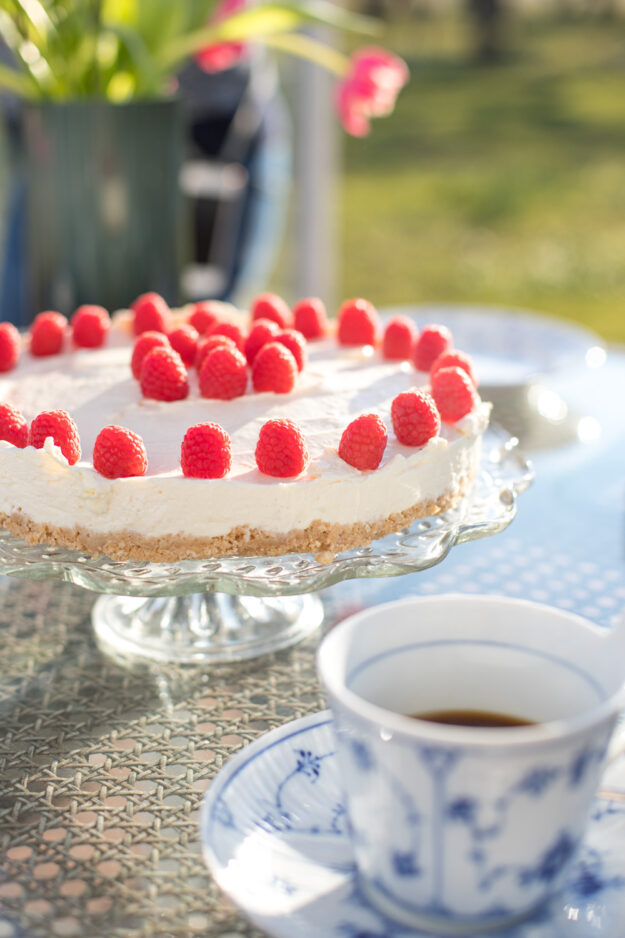 Ein leckerer Käsekuchen mit Himbeeren, ohne zu backen