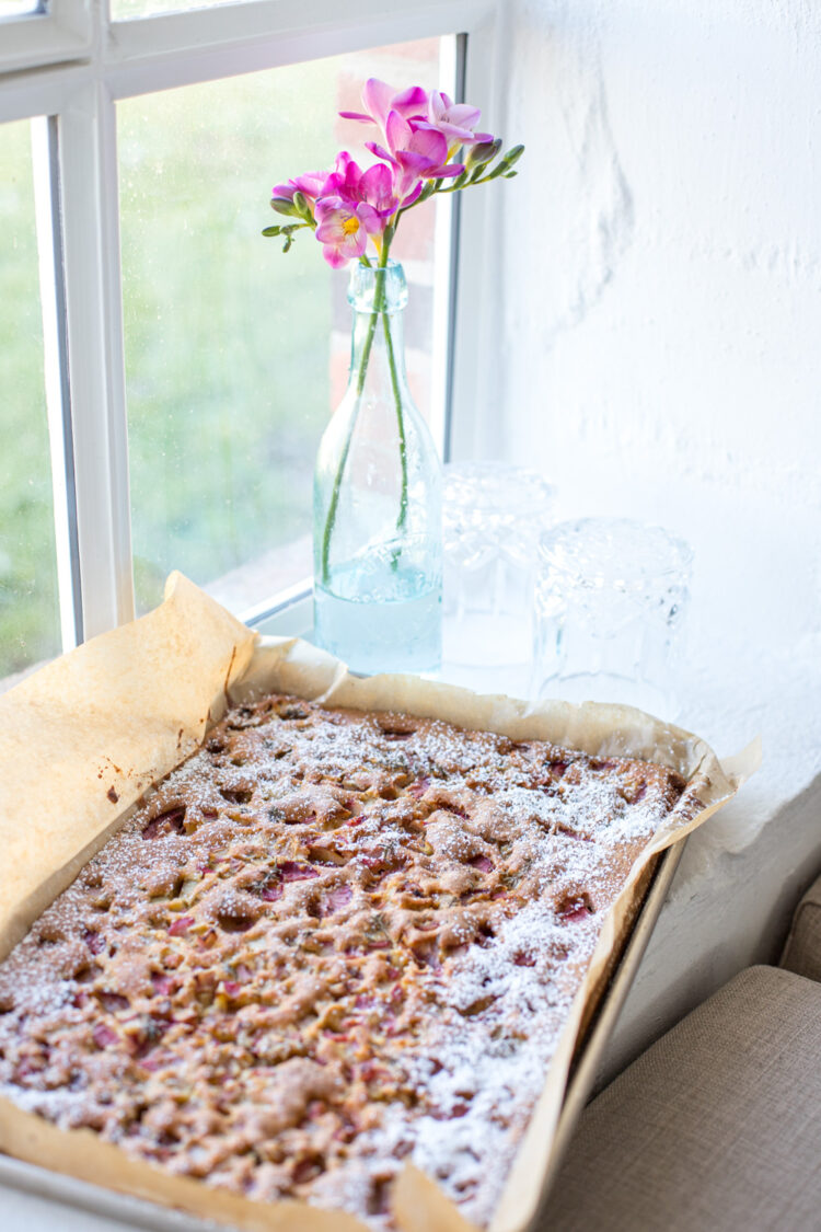 Die warmen Tage stehen vor der Tür und die beste Zeit des Jahres ist in Gange- die Rhabarber- und Erdbeerzeit! Wie wäre es mit Rhabarber-Erdbeer-Polenta-Kuchen?