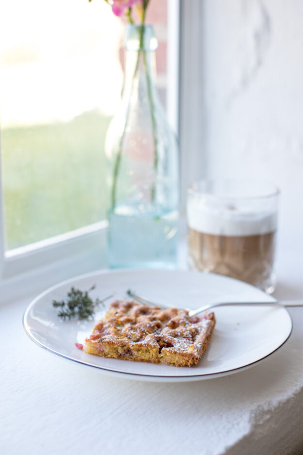 Die warmen Tage stehen vor der Tür und die beste Zeit des Jahres ist in Gange- die Rhabarber- und Erdbeerzeit! Wie wäre es mit Rhabarber-Erdbeer-Polenta-Kuchen?