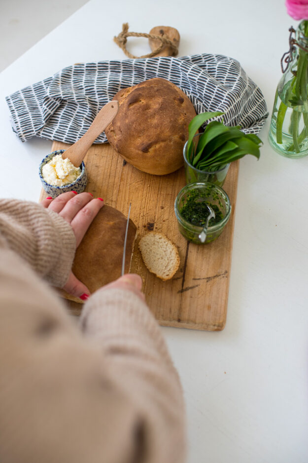 Ich backe gerne selbst unser Brot! Das macht nicht nur viel Spaß, sondern schmeckt auch mindestens so gut wie vom Bäcker ... Dieses Mal gibt es ein Roggenbrot!
