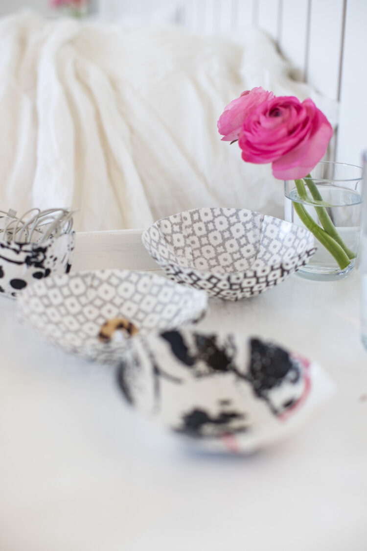 Es ist mal wieder Zeit für ein DIY! Diese kleinen Schalen aus Stoff lassen sich ganz einfach herstellen und auch die Kinder waren begeistert. Probiert es aus!