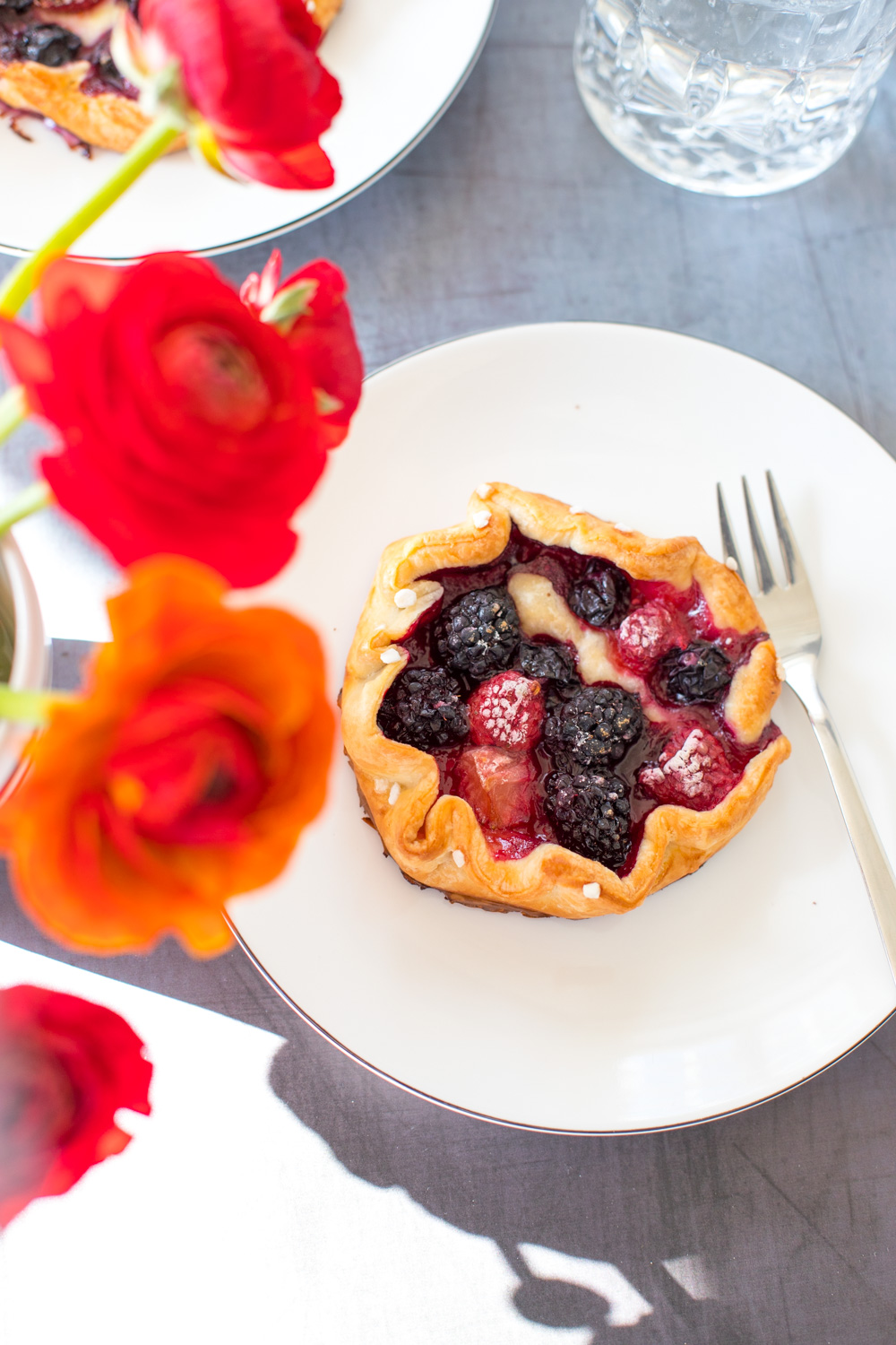 Lust auf Beeren? Wie w&auml;re es da mit Mini-Beeren-Tartelettes? Die kleinen Dinger sind ganz einfach gemacht und bei der Gr&ouml;&szlig;e k&ouml;nnt ihr ohne Bedenken zwei genie&szlig;en!