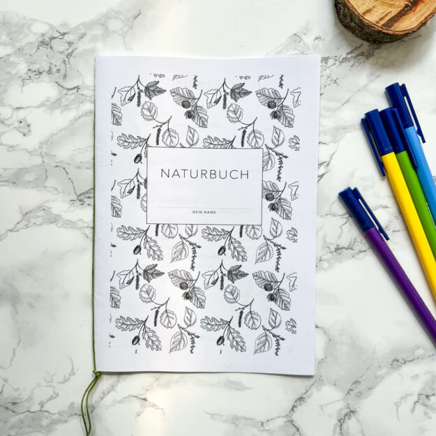 Für kleine Waldabenteurer! Raus in die Natur und diese für sich entdecken und erkunden. Mit dieser Druckvorlage sind Eure Kinder bestens vorbereitet und werden eine tolle Zeit in der Natur haben. Ob mit Euch alleine oder als kleines Booklet für alle Gäste bei einem Waldgeburtstag! Ihr könnt das Buch einfach selbst zu Hause auf normalem (oder etwas festerem Papier) ausdrucken, in der Mitte knicken und mit einem einfachen Band binden. Mit dem Kauf erhaltet ihr die Druckvorlage für ein kleines Naturbuch in A5 Format mit 14 Seiten. Es werden Schätze gesammelt, es gibt ein Waldbingo, etwas Blätter- und Fährtenkunde, etwas zum Entspannen, einen Ausflug in die Mythologie, Seiten für die Kreativität und ganz viel mehr! Ihr könnt Euch die Vorlage so oft, wie ihr möchtet herunterladen und ausdrucken. Aber bitte seid fair und schickt sie nicht weiter. Aber den Link zum Shop dürft ihr natürlich immer teilen. Ideal für Kinder zwischen 5 und 10 Jahren.