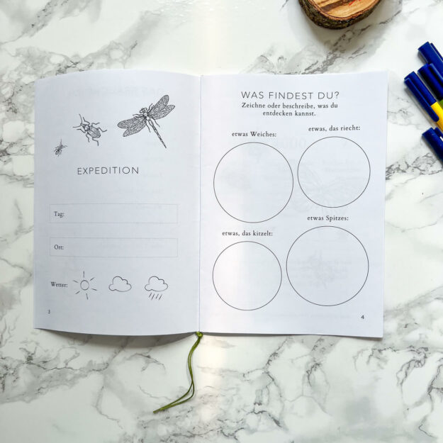 Für kleine Waldabenteurer! Raus in die Natur und diese für sich entdecken und erkunden. Mit dieser Druckvorlage sind Eure Kinder bestens vorbereitet und werden eine tolle Zeit in der Natur haben. Ob mit Euch alleine oder als kleines Booklet für alle Gäste bei einem Waldgeburtstag! Ihr könnt das Buch einfach selbst zu Hause auf normalem (oder etwas festerem Papier) ausdrucken, in der Mitte knicken und mit einem einfachen Band binden. Mit dem Kauf erhaltet ihr die Druckvorlage für ein kleines Naturbuch in A5 Format mit 14 Seiten. Es werden Schätze gesammelt, es gibt ein Waldbingo, etwas Blätter- und Fährtenkunde, etwas zum Entspannen, einen Ausflug in die Mythologie, Seiten für die Kreativität und ganz viel mehr! Ihr könnt Euch die Vorlage so oft, wie ihr möchtet herunterladen und ausdrucken. Aber bitte seid fair und schickt sie nicht weiter. Aber den Link zum Shop dürft ihr natürlich immer teilen. Ideal für Kinder zwischen 5 und 10 Jahren.