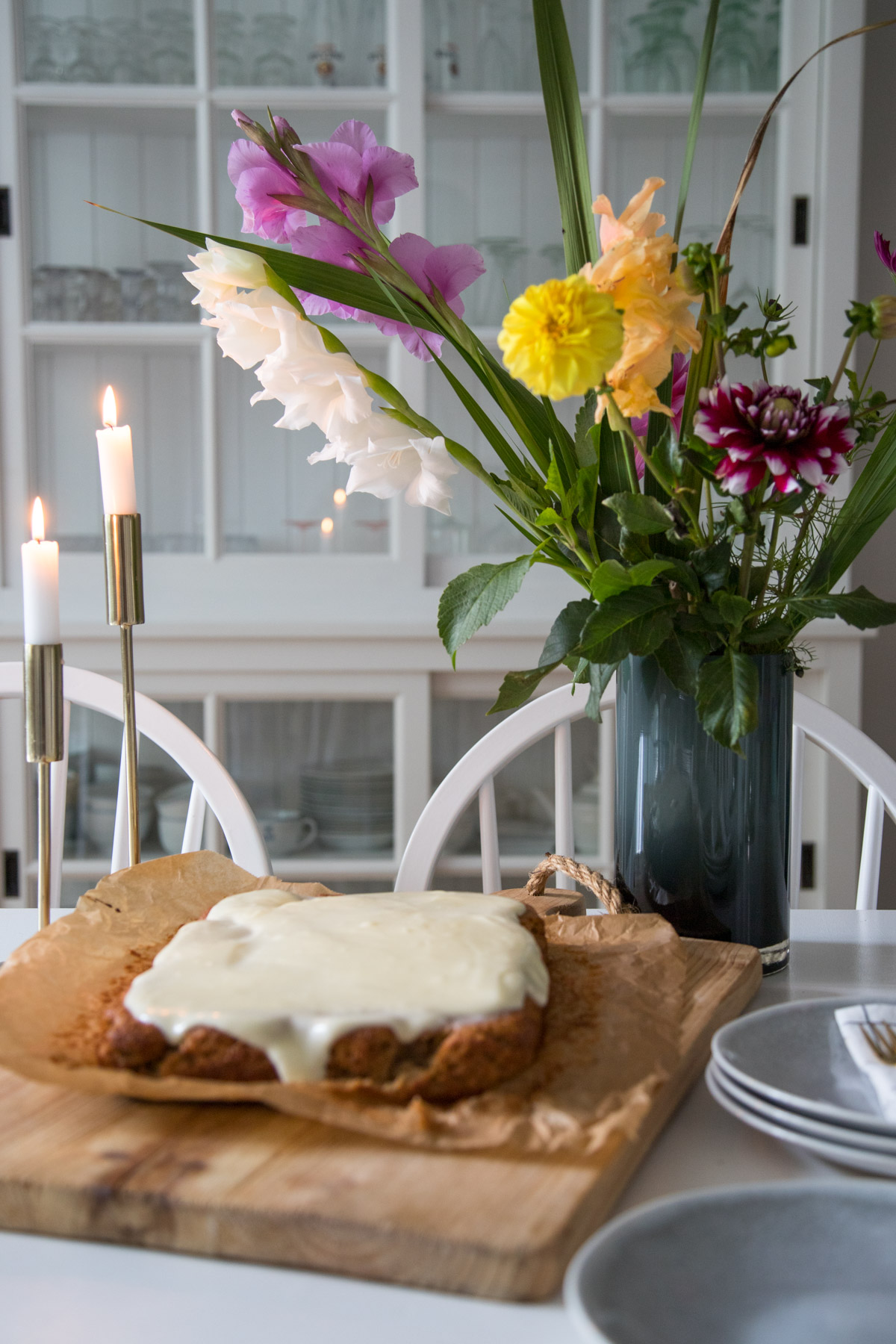Es gibt Apfel-Gewürzkuchen mit Frischkäsefrosting! Der Kuchen ist ...