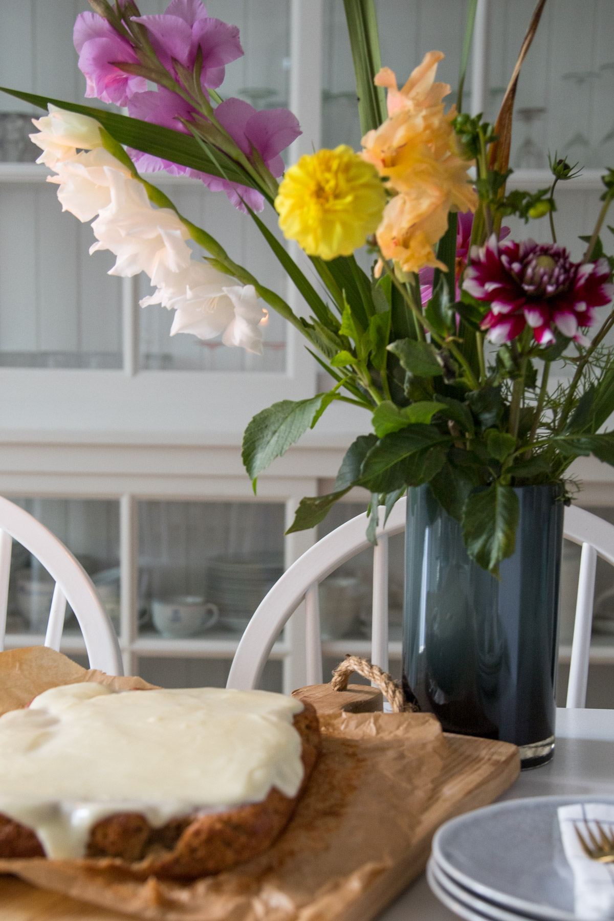 Es gibt Apfel-Gewürzkuchen mit Frischkäse-Glasur! Der Kuchen ist perfekt für den Herbst und die ganze Familie.