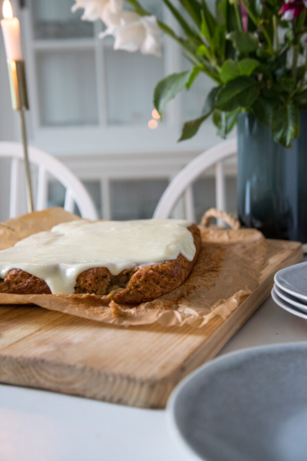 Es gibt Apfel-Gewürzkuchen mit Frischkäsefrosting! Der Kuchen ist perfekt für den Herbst und die ganze Familie.