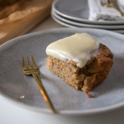 Es gibt Apfel-Gewürzkuchen mit Frischkäsefrosting! Der Kuchen ist perfekt für den Herbst und die ganze Familie.
