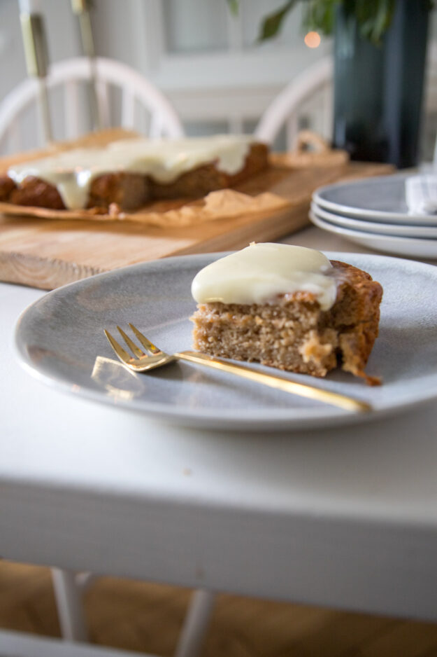 Es gibt Apfel-Gewürzkuchen mit Frischkäsefrosting! Der Kuchen ist perfekt für den Herbst und die ganze Familie.