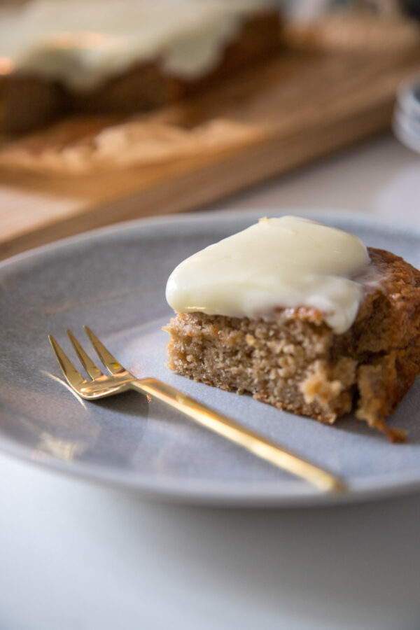 Apfel-Gewürzkuchen mit Frischkäsefrosting am Sonntag