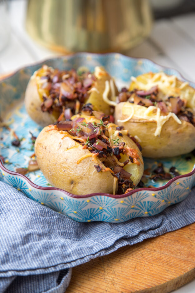 Was für eine tolle Kombination! Kartoffeln, Speck, Apfel und Käse - Diese Ofenkartoffel Kreation dürft Ihr Euch vor allem im Herbst nicht entgehen lassen!