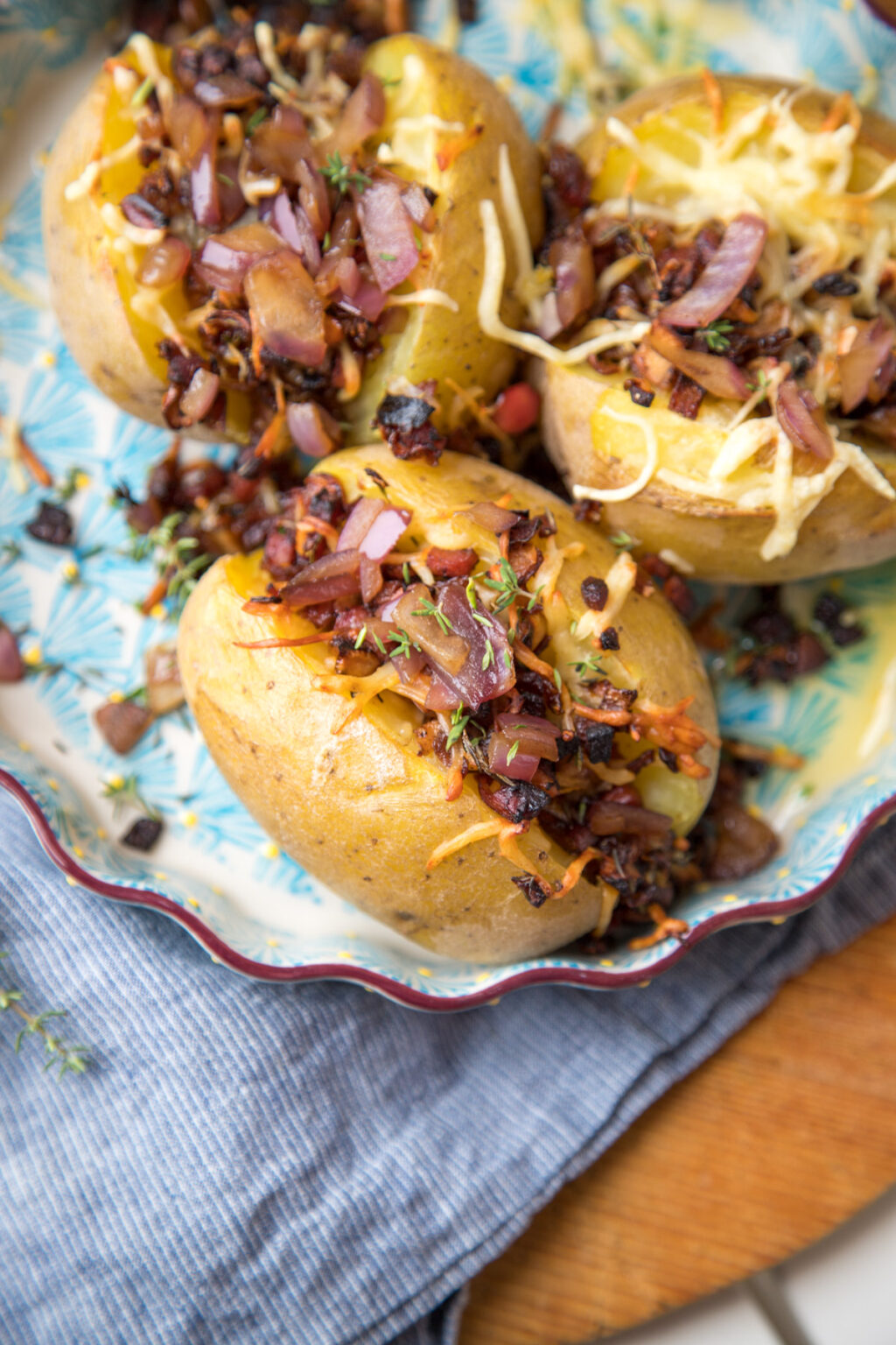Ofenkartoffel gefüllt mit Apfel, Speck und Käse tastesheriff