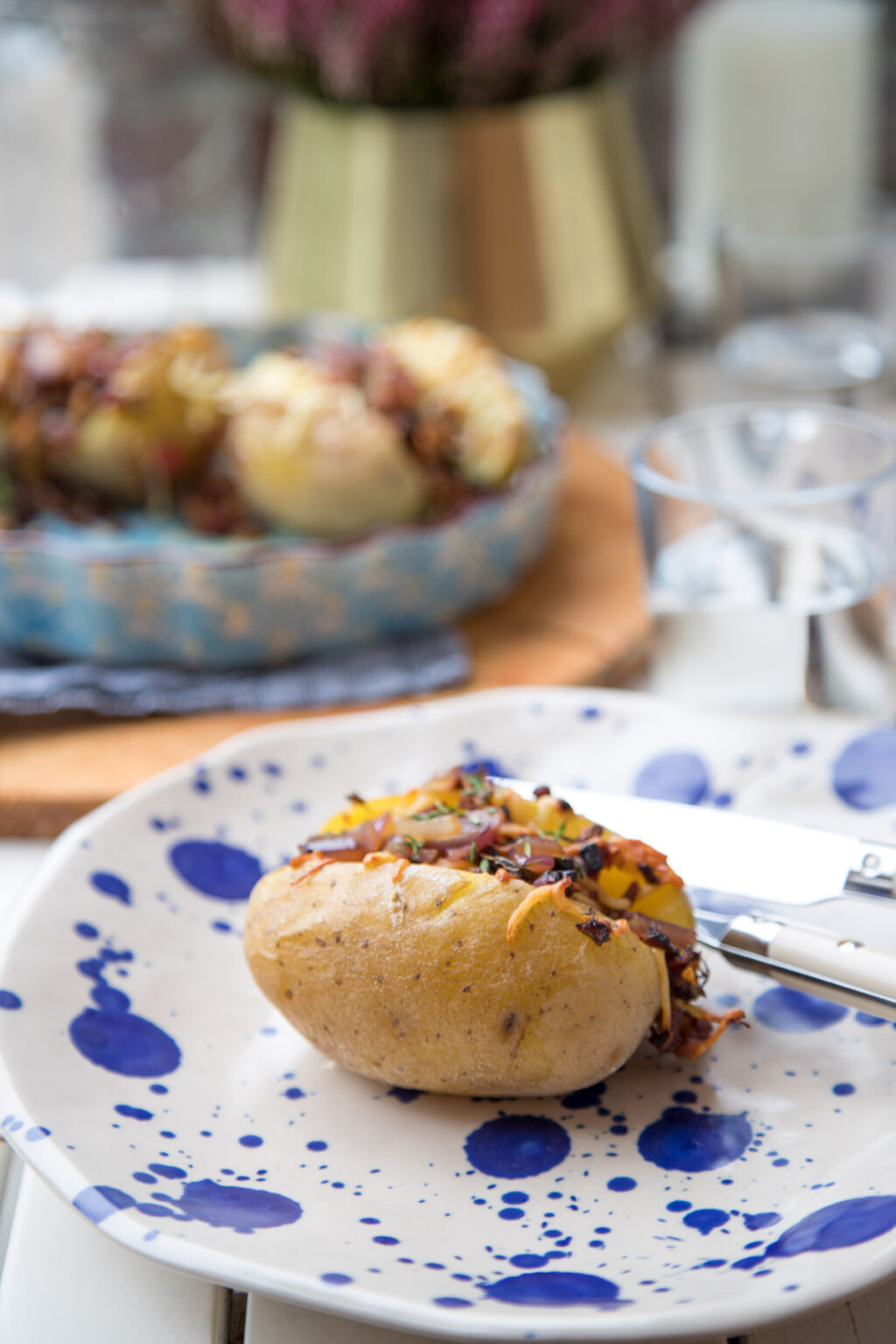 Ofenkartoffel gefüllt mit Apfel, Speck und Käse tastesheriff