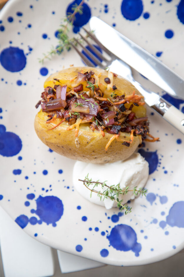 Ofenkartoffel gefüllt mit Apfel, Speck und Käse tastesheriff