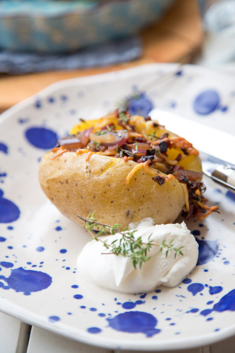 Ofenkartoffel gefüllt mit Apfel, Speck und Käse tastesheriff