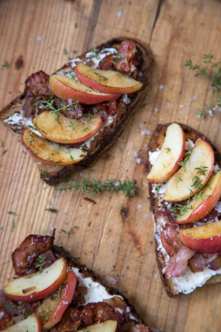 Schnittchen Schneewittchen mit Apfel, Speck und Thymian