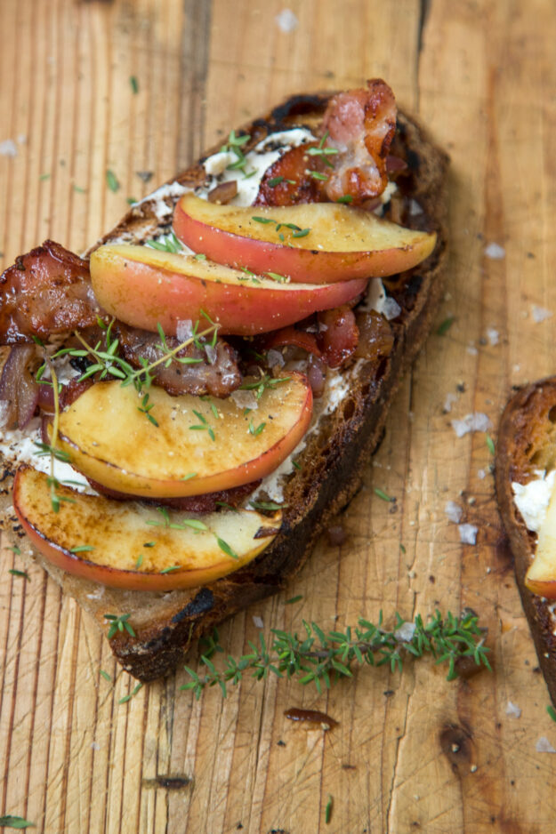 Es gibt Schnittchen Schneewittchen - Apfel-Speck-Stulle: Das gute Schnittchen heute mal in einer Kombination aus Sauerteigbrot, Speck, Frischkäse, leicht angedünstete Apfelscheiben, Zwiebel und Thymian. Super lecker!