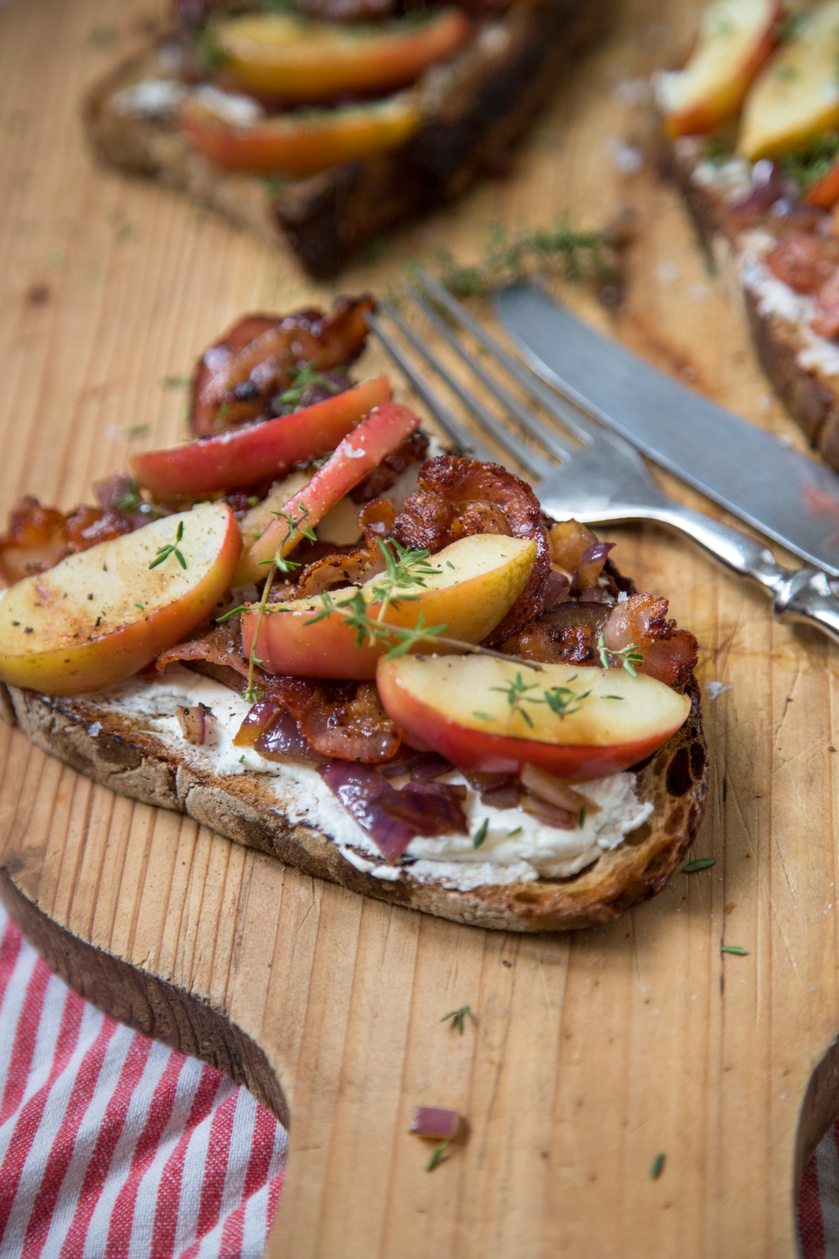 Schnittchen Schneewittchen mit Apfel, Speck und Thymian